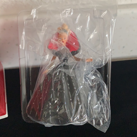 1998 Hallmark Holiday Barbie Ornament - Picture 9 of 13